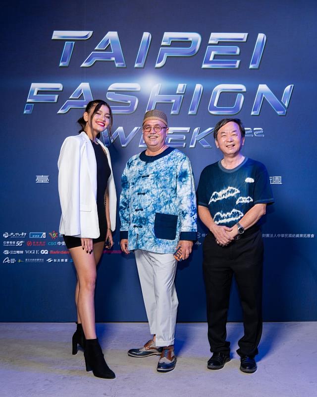 巴拉圭駐台公使彬文勇先生(圖中)穿上臺中太平藍設計師製作的客家藍衫，參加文化部2021台北時裝週SS，驚艷全場