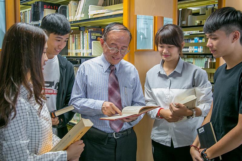 南華大學林聰明校長關心學生的學習。