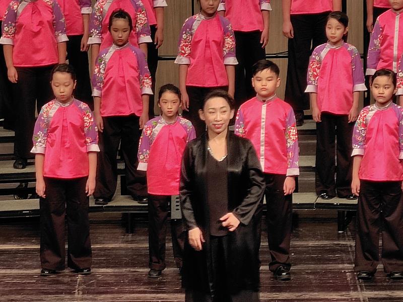 小朋友們在世界級指揮家、團長彭孟賢老師帶領下，以及鋼琴家陳柔安的伴奏聲中，一連演唱14首客語及西洋名曲。