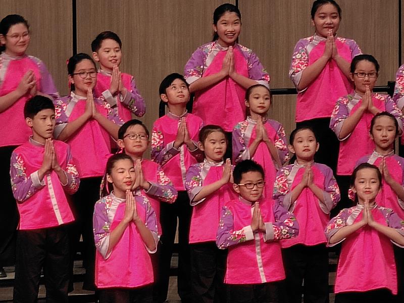 我國唯一的國立兒童合唱團「國立客家兒童合唱團」，今（29）日晚間，在新竹縣政府文化局演藝廳，登臺演唱歲末音樂會《月光光・桐花世界 齊心樂唱客家情》。