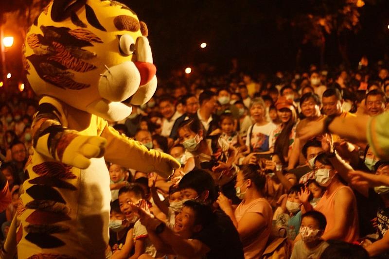 紙風車萌虎與觀眾互動