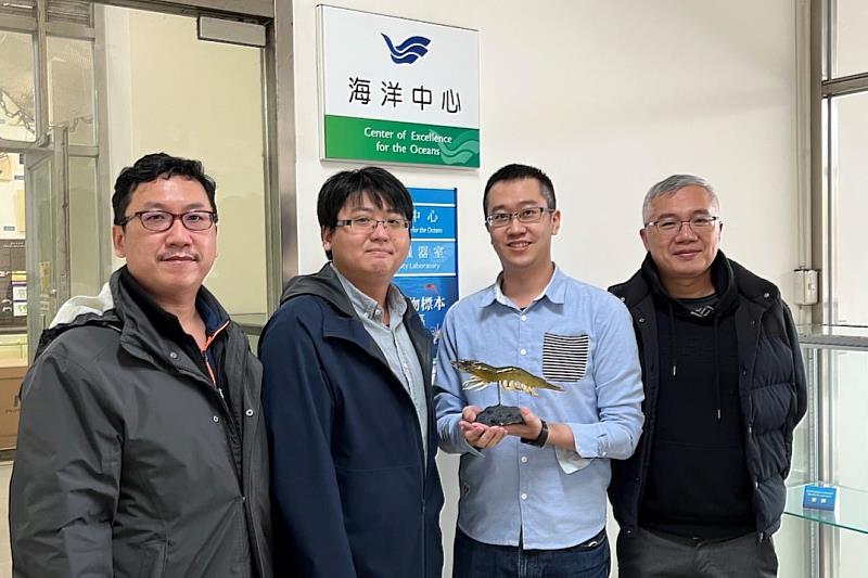 左至右為林翰佳教授、林宏運博士、顏紹傑博士候選人、黃志清主任