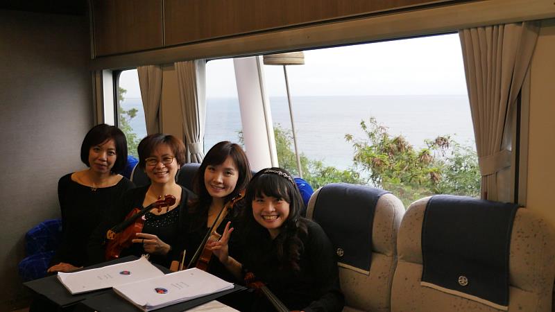 「鳴日匯流」南迴線往太麻里，由國臺交樂團首席謝佩殷、團員陳怡廷、中提琴首席蕭惠珠及大提琴首席李百佳所組成的弦樂四重奏於行進中之車廂內合影