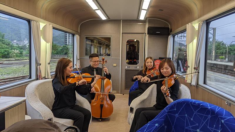 「鳴日匯流」北迴線往宜蘭頭城途中，國臺交弦樂四重奏陳俐如、鍾璟棛、蔡依倫、陳廷瑋於鳴日號車廂內演出