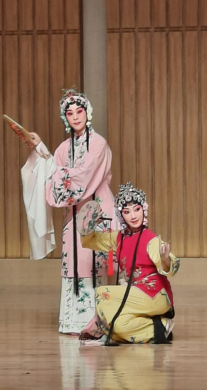 《牡丹亭．遊園》杜麗娘(劉珈后飾)與春香(許立縈飾)