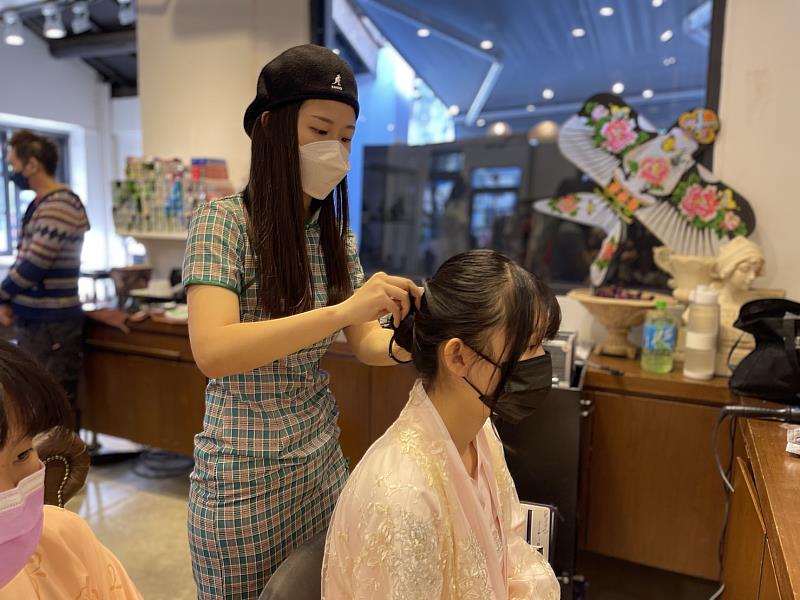 崑大時尚學程學生運用所學協助造型