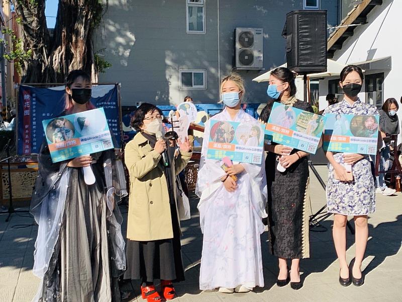 崑大時尚學程為傳統服飾潮牌代言展示