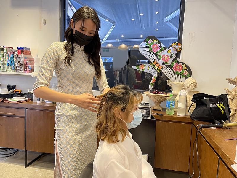 崑大時尚學程學生運用所學協助造型