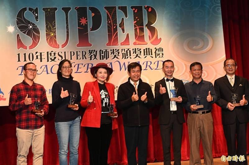 教育部長潘文忠(左4)與全國各縣市大專組Super教師合影。