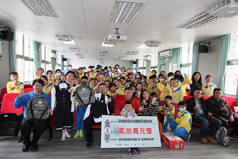 震亨公司捐贈豐榮國小與太平國小教育及比賽經費 為臺東孩子帶來新年禮物
