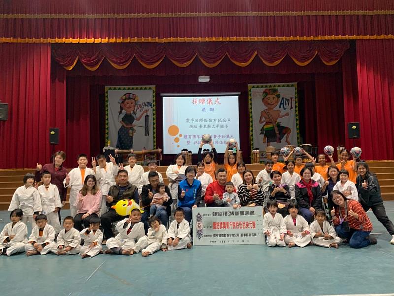 震亨公司捐贈豐榮國小與太平國小教育及比賽經費 為臺東孩子帶來新年禮物