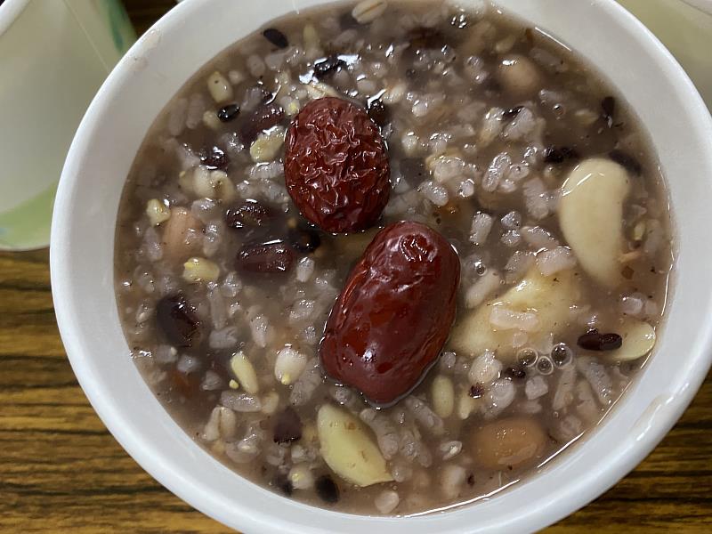 一碗「呷平安」的臘八粥，含10多種豐盛食材，經繁複工序熬煮，營養鮮美，暖胃滋補。（靈鷲山佛教教團提供）