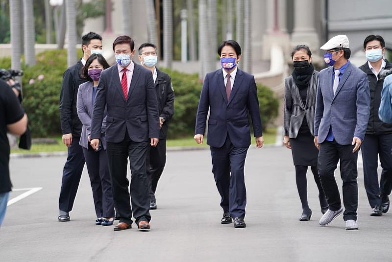 客家公共傳播基金會董事長陳邦畛（右戴帽）、總經理徐智俊（左紅色領帶）陪同總統府發言人Kolas Yotaka（右二黑色口罩）及賴副總統（中藍色講客口罩）一起走向講客號。