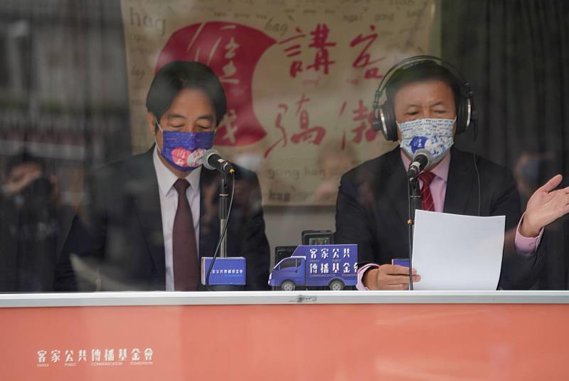 客家公共傳播基金會總經理徐智俊（右）協助賴副總統（左）錄製2022年新年客語版賀詞。