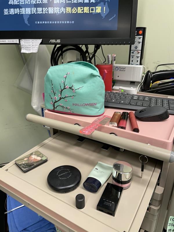 手術完成之後，手術室護理團隊細心為劉女士整理儀容，最後莊嚴淡雅的妝容，讓家屬不捨的心情能稍微平靜下來。