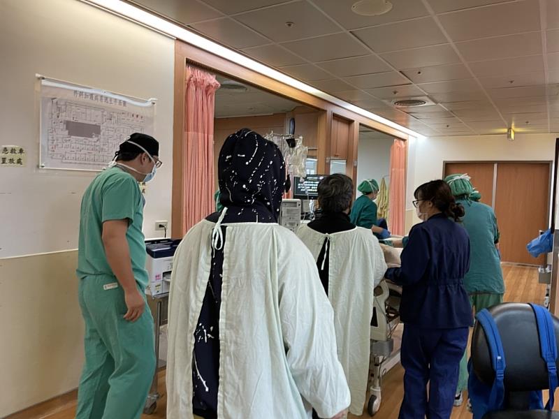 移植當天由花蓮慈濟醫院器官移植中心暨一般外科主任陳言丞與手術室、加護病房團隊一起陪捐贈者到開刀房。