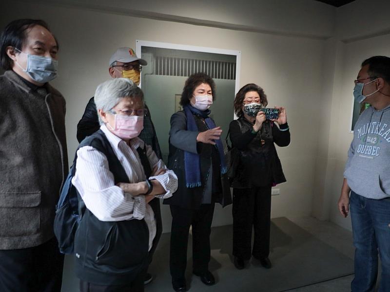 陳菊院長與貴賓一行人參觀當代藝術雙年展《複調神話》。