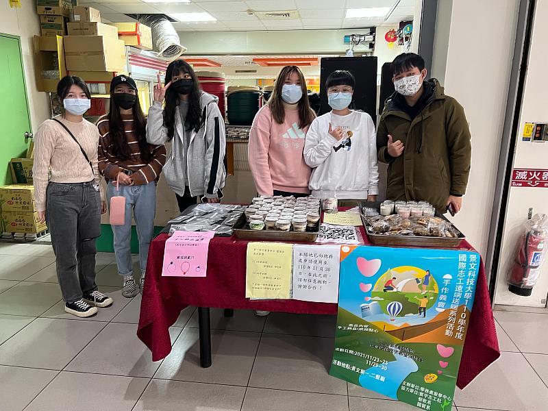 景文科大餐飲系與國貿系學生協助手做糕點食品與飾品義賣活動。