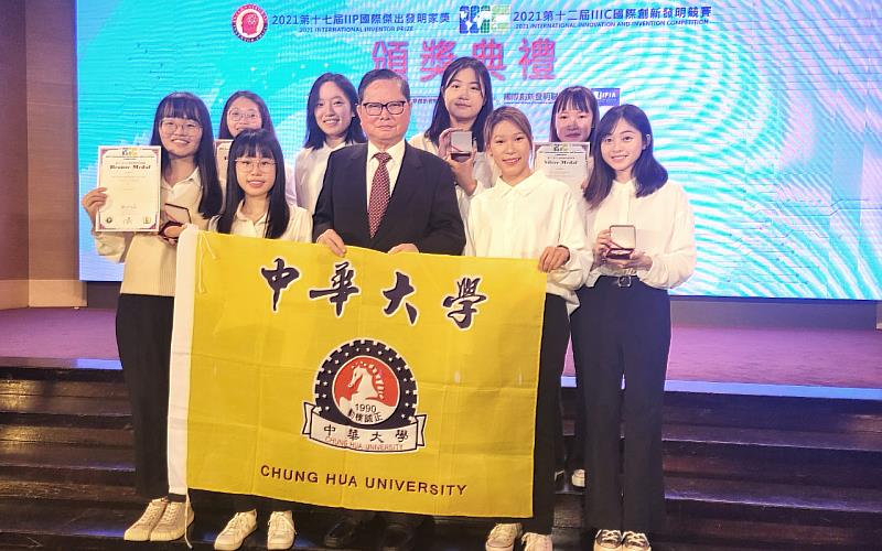 中華創新發明學會總會長吳國俊(圖中間)與中華大學獲獎之八位同學頒獎合照
