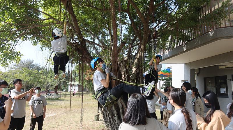 師資生體驗攀樹