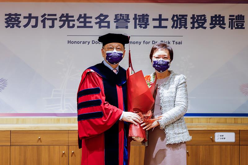 蔡力行先生獲頒中央大學名譽博士，在此榮耀時刻，蔡力行夫人上台獻花祝賀。