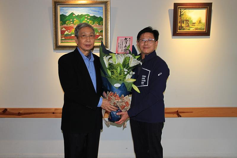 元培代理校長蔡世傑(左)感謝劉介仲主秘在校服務41年