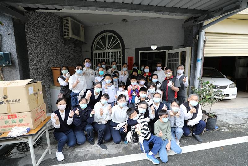 花蓮慈院院長林欣榮與團隊為周先生送上新年祝福。