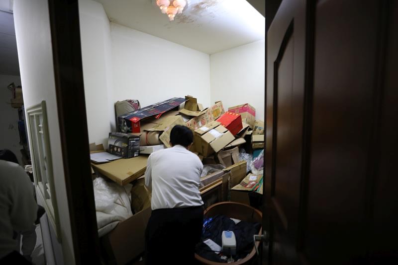 脊髓損傷病友周先生因為行動不便，加上近年家中變故，雜物堆滿整間房間。