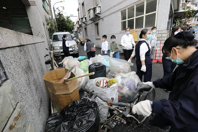 短短兩個小時清理出一整車的資源回收物資，以及十幾大袋的垃圾。