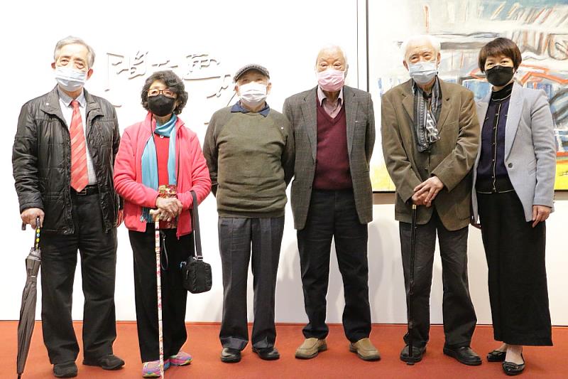 新北文化局龔雅雯局長（右一）與藝術家焦士太（右三）、何肇衢（右二）、霍剛（左三）、梁秀中（左二）、前政務委員黃光男（左一）合影
