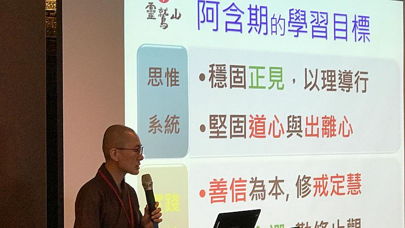 授課法師備課用心，希望透過全球學員「法供養」，分享佛法啟發的生命解脫智慧。（靈鷲山般若文教基金會提供）