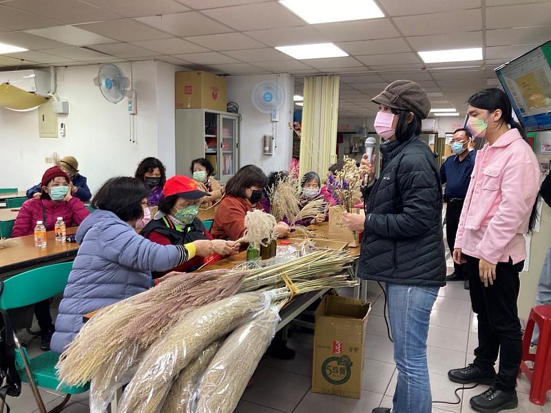 元智大學藝設系與板橋區金華里居民合作，製作濕地生物色彩的布鞋、蘆葦胸花和許願竹
