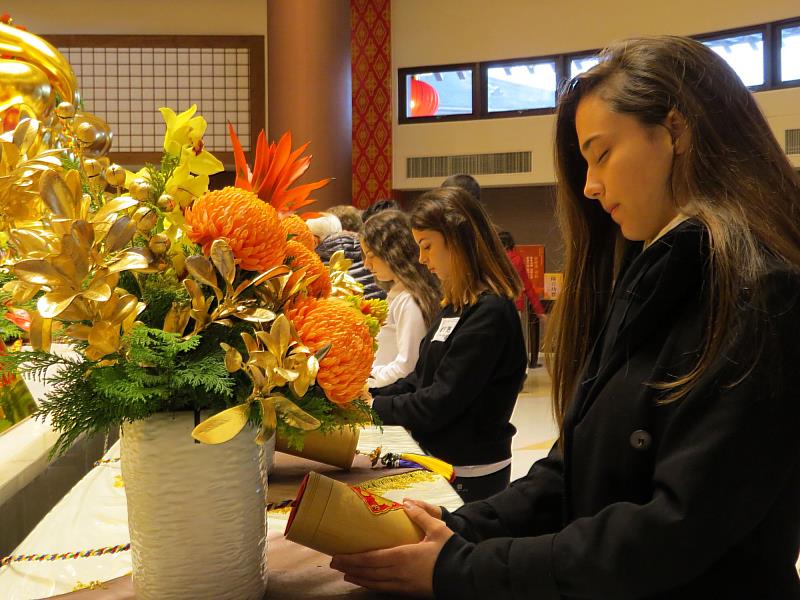 金佛殿牽佛手的新春活動，連外國學子都覺得特別。（圖由靈鷲山佛教教團提供）