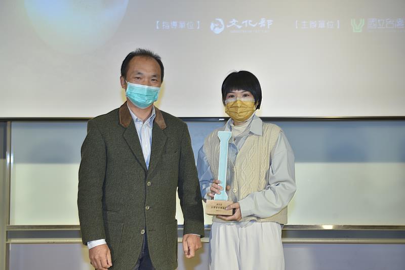 評審委員羅森豪（國立臺北教育大學藝術與造形設計學系教授）頒贈第五屆「臺灣青年陶藝獎」獎座及獎狀予得主張婷雯（右）
