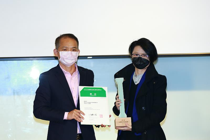 國立臺灣工藝研究發展中心主任張仁吉（左）頒贈第五屆「臺灣青年陶藝獎」獎座及獎狀予得主唐禹婷