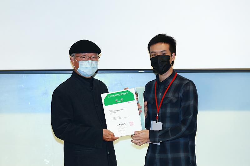 評審委員何晉焜（菩剛藝創有限公司總經理）頒贈第五屆「臺灣青年陶藝獎」獎座及獎狀予得主劉奕堂（右）