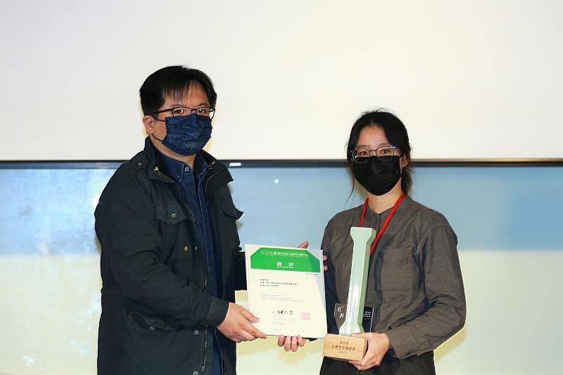 評審委員朱芳毅（國立臺南藝術大學材質創作與設計系教授）頒贈第五屆「臺灣青年陶藝獎」獎座及獎狀予得主張競芝（右）