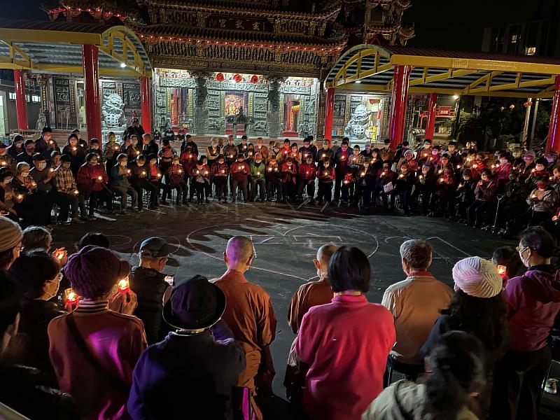古坑麻園村歲末送舊迎新，與南華師生攜手舉辦「麻園平安節」，眾人持燈圍聚反思與祈福。