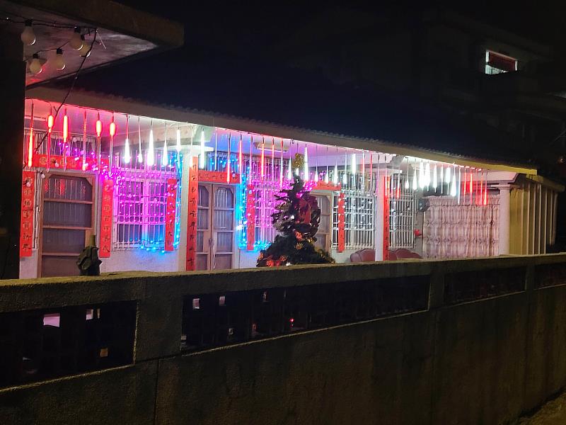 古坑麻園村歲末送舊迎新，與南華師生攜手舉辦「麻園平安節」，庄內居民家家戶戶妝點燈飾。