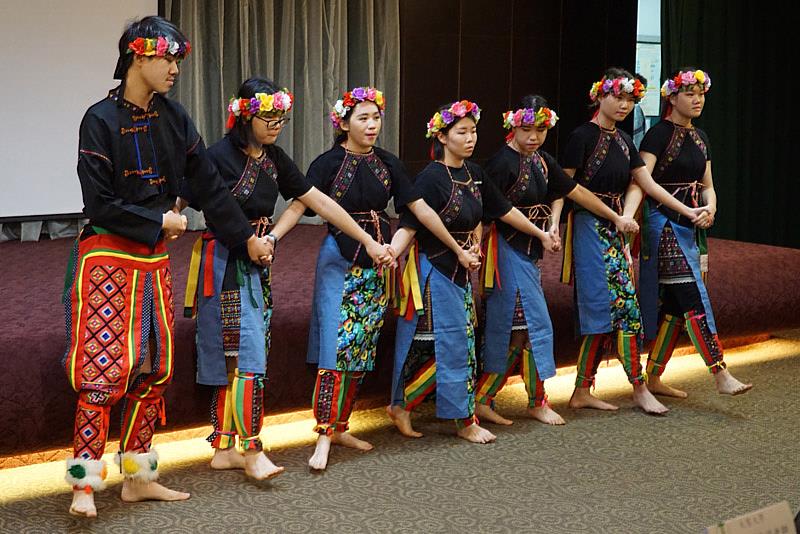 大葉大學觀光系彩妝儀態期末展演，學生表演卑南族舞蹈