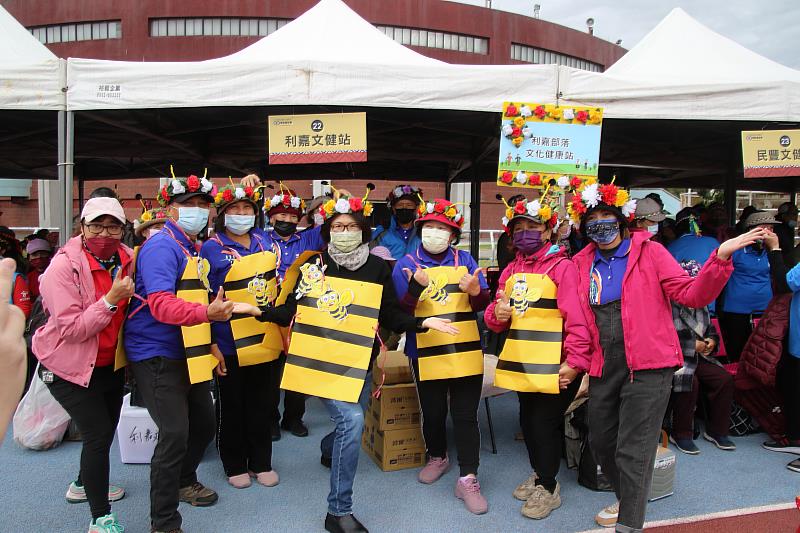 臺東文健站部老運動會3千長者同歡 饒慶鈴為臺東市伊濘等24個績優文健站頒獎 感謝工作夥伴付出