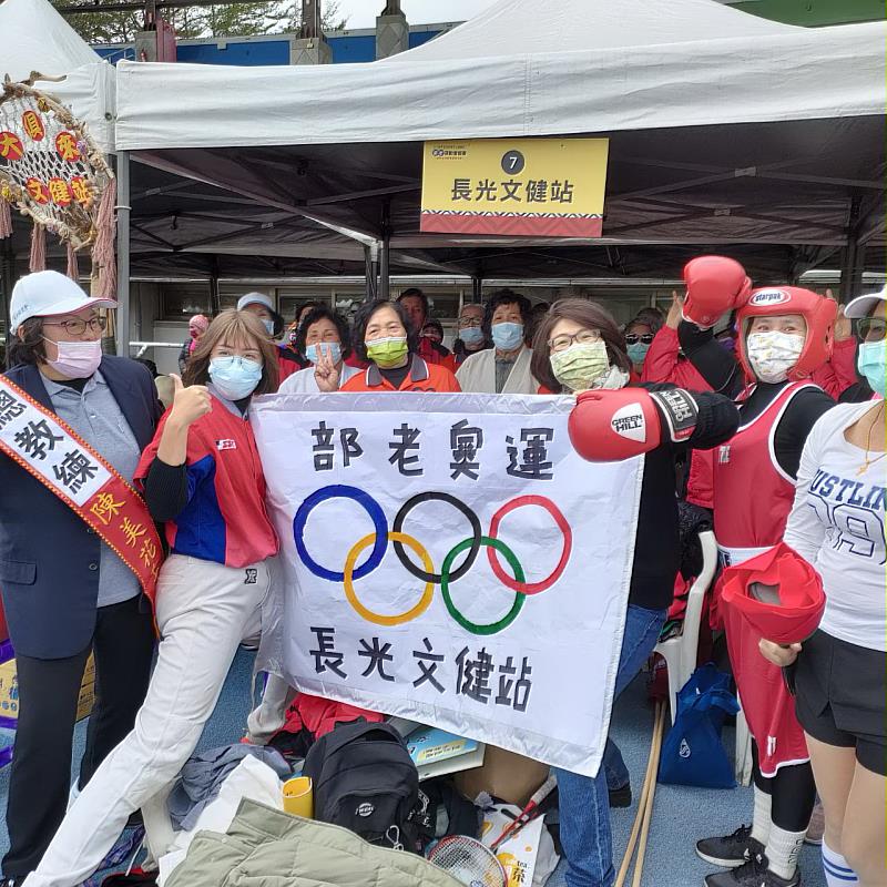 臺東文健站部老運動會3千長者同歡 饒慶鈴為臺東市伊濘等24個績優文健站頒獎 感謝工作夥伴付出