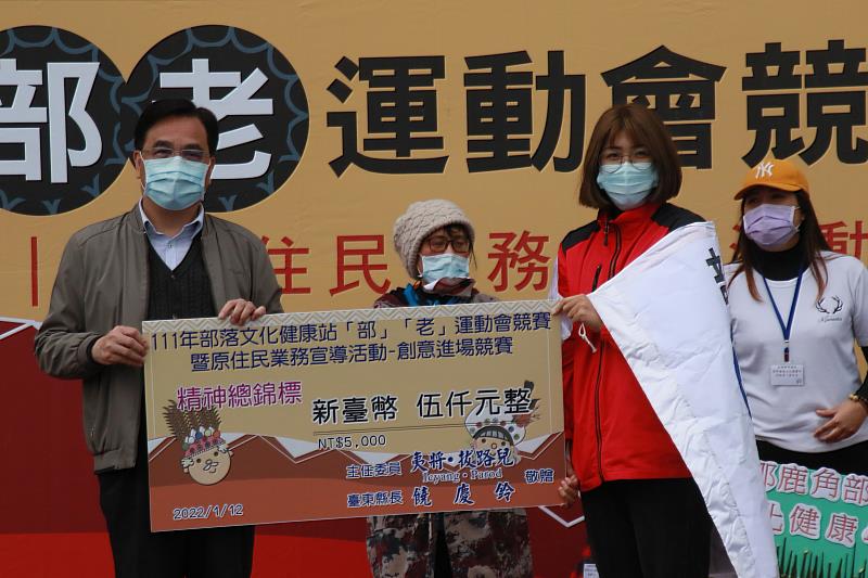 臺東文健站部老運動會3千長者同歡 饒慶鈴為臺東市伊濘等24個績優文健站頒獎 感謝工作夥伴付出