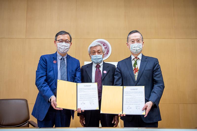 長榮大學與台灣永續能源研究基金會合作，簽署「大學永續發展倡議書」。