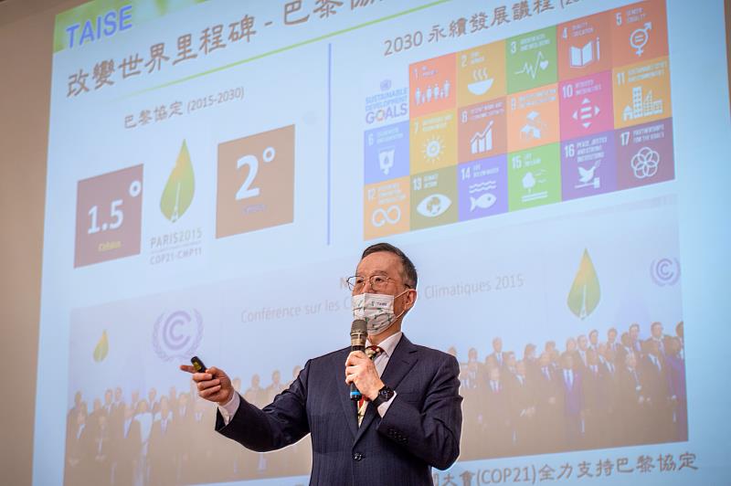 簡又新大使在【大學永續發展的挑戰】演講中指出，大學應發展零碳建築的永續校園，強化師生對氣候變遷的認知與學習，並將SDGs理念融入課程，為企業培養ESG（環境、社會及公司治理）人才。