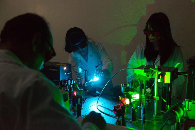 暨大應用光電學系學生正在做測試光譜的試驗