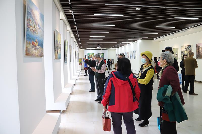 南華大學舉辦「江麗雲油畫展」，匯聚藝術界及商業界人士蒞臨參觀。