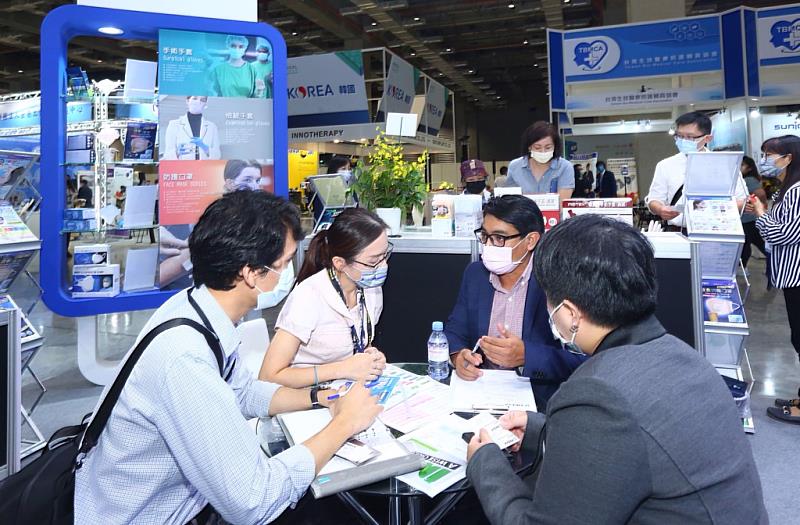 2.2022台灣國際醫療暨健康照護展聚焦國內外業者對話溝通，是最佳的媒合交流商貿平台，展覽將於6月登場，現正熱烈徵展中。(圖為2021年展覽照片)