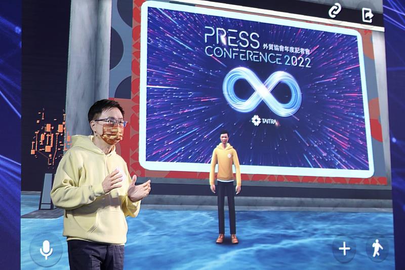 圖3：貿協董事長黃志芳與貿協元宇宙中的虛擬分身同時亮相，說明貿協今年的業務亮點之一為關注元宇宙的發展。