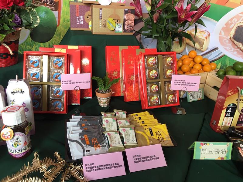 活動展示東港在地企業「華珍食品」產履加工產品，包括火鳳酥、紅豆蛋糕、紅豆沙餅、栗子地瓜餅、花生煎餅、黑豆煎餅等。